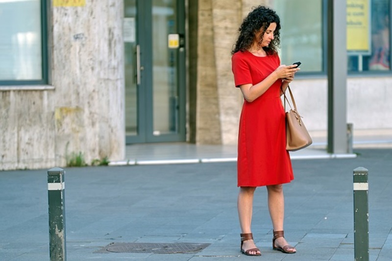 Vestido midi: o queridinho do momento vai te salvar no verão